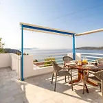 Beachfront شقة *